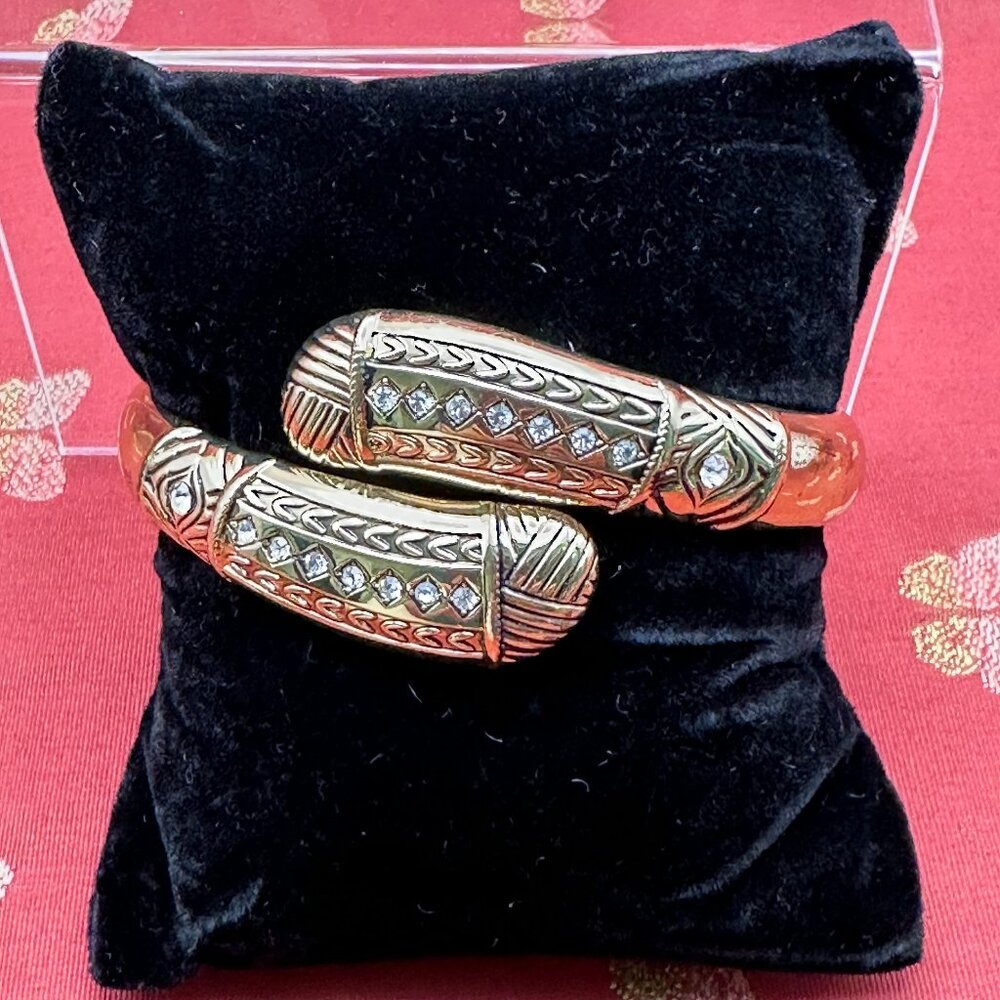 FUMI Egypt combination purse hook and gold-tone bangle bracelet.